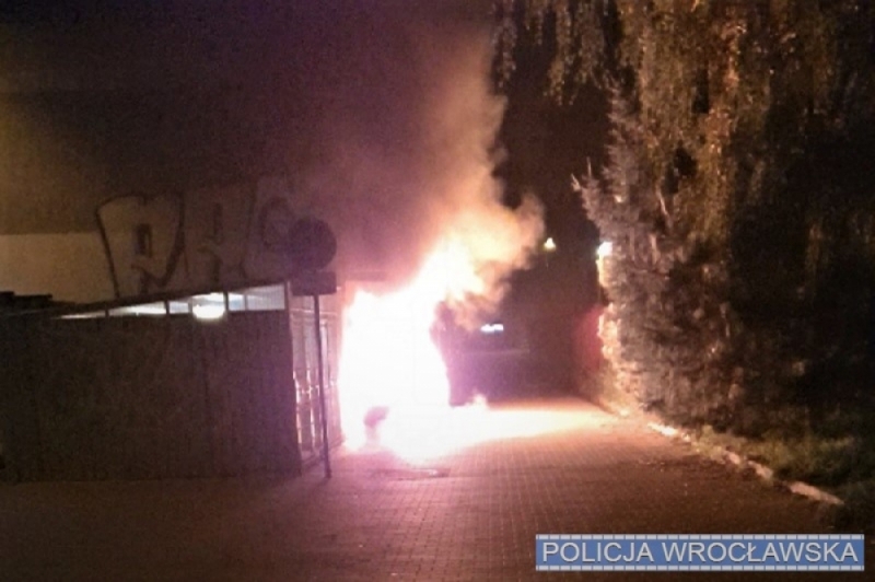 Wrocław: Podpalił śmietniki, ogień zajął też samochód dostawczy i budynek  - fot. policja