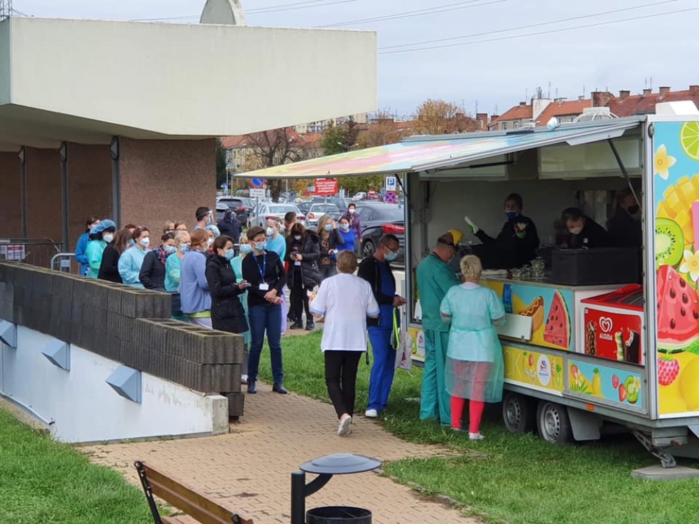 Wrocław: Pracownicy Uniwersyteckiego Szpitala Klinicznego posilą się w food tracku - Fot. facebook @sutrykjacek