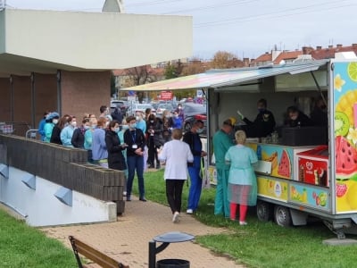 Wrocław: Pracownicy Uniwersyteckiego Szpitala Klinicznego posilą się w food tracku