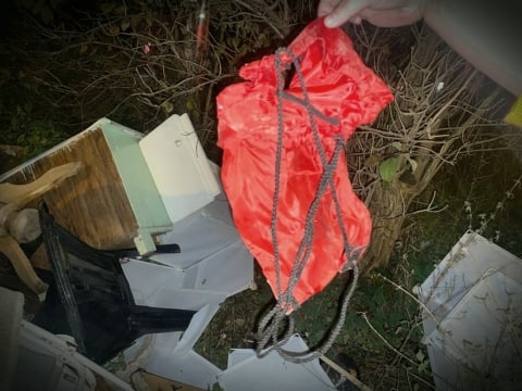 Ktoś zawinął koty w ciasny worek i zostawił na przystanku  - 1
