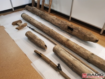 500-letni drewniany kunszt wodny powrócił do Złotego Stoku. Konserwacja trwała 3 lata
