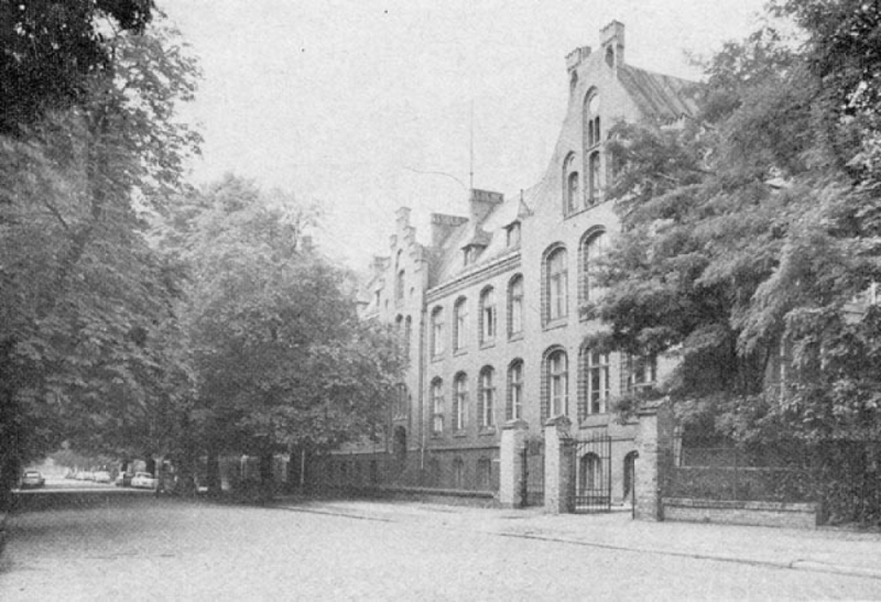 Cudotwórcy z Wrocławia, 70 lat Akademii Medycznej - źródło: Ulice i place Wrocławia Zygmunt Antkowiak Zakład Narodowy im.Ossolińskich Wrocław-Warszawa-Kraków 1970