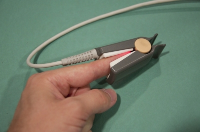 Listonosz przeniesie pulsoksymetr do domu. Wystarczy wypełnić formularz