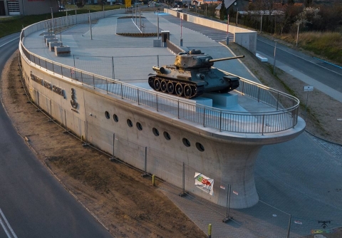 Czołg na statku? Krzywe latarnie? Poznajcie nietypowe miejsca w regionie - 0