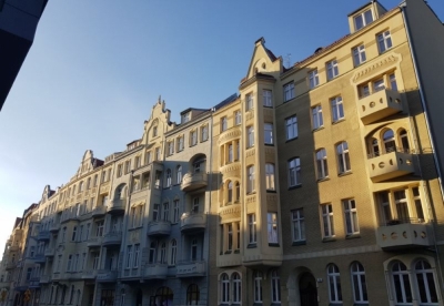Odnowione wrocławskie kamienice z... domkami dla jerzyk&oacute;w