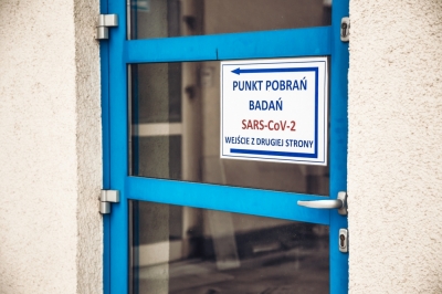 Szybki test dla pewności. Punkty wymazowe i laboratoria oblężone przed świętami