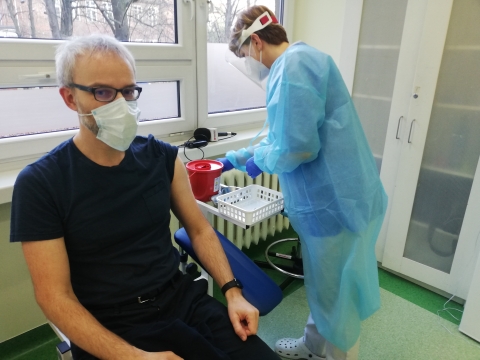"Nic nie boli". Pierwsi medycy zaszczepieni na koronawirusa - 2