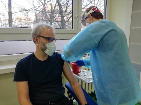 "Nic nie boli". Pierwsi medycy zaszczepieni na koronawirusa - 4