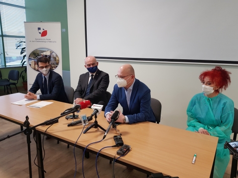 "Nic nie boli". Pierwsi medycy zaszczepieni na koronawirusa - 8