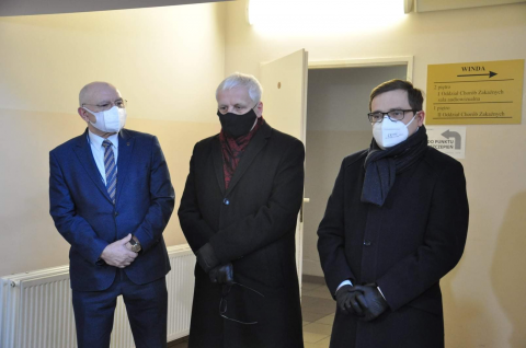 "Nic nie boli". Pierwsi medycy zaszczepieni na koronawirusa - 9