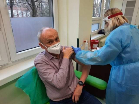 "Nic nie boli". Pierwsi medycy zaszczepieni na koronawirusa - 5