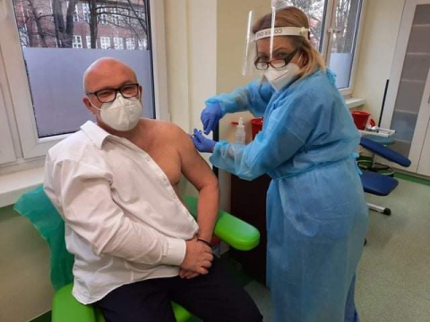 "Nic nie boli". Pierwsi medycy zaszczepieni na koronawirusa - 6