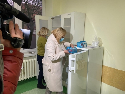 "Nic nie boli". Pierwsi medycy zaszczepieni na koronawirusa