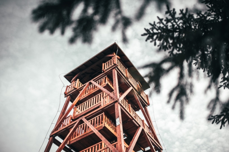 Duszniki-Zdrój: Na Orlicy stanęła wieża widokowa. Turyści już się wspinają - Autorzy zdjęć: Urząd Miejski w Dusznikach-Zdroju/archiwum Piotra Sroki