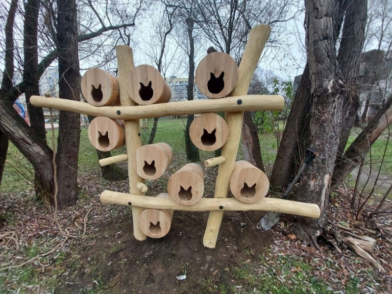 Drewniane budki dla bezdomnych kotów - fot. ZZM