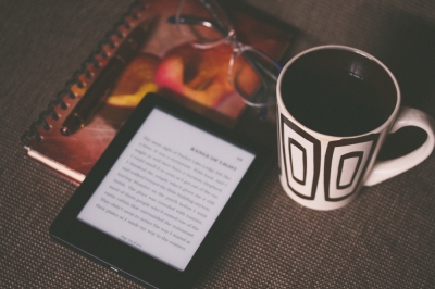 Długie kolejki do bibliotek w regionie po bezpłatne kody do e-book&oacute;w