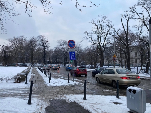 Uwaga, kierowcy. Biało na drogach, szczególnie tych lokalnych [RELACJA] - 0