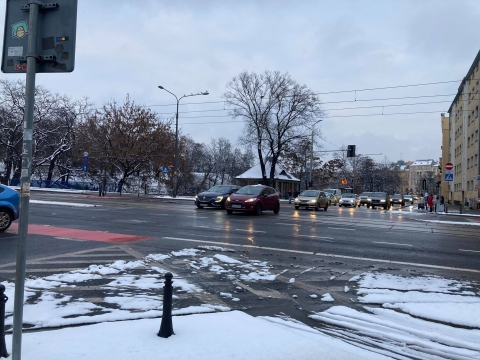 Uwaga, kierowcy. Biało na drogach, szczególnie tych lokalnych [RELACJA] - 1