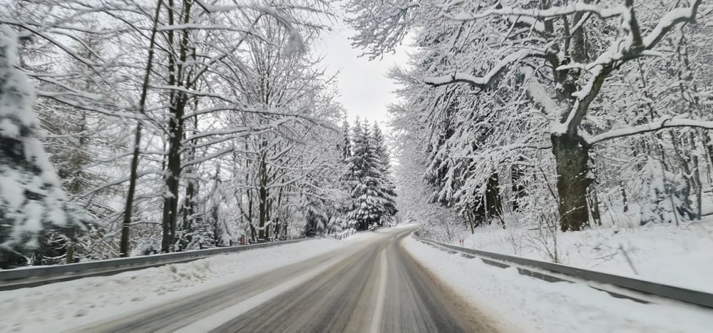 Uwaga kierowcy! Znów sypnęło śniegiem [RAPORT DROGOWY] - fot. Jarosław Wrona