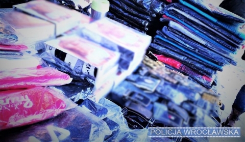 Wrocław: Zatrzymano mężczyznę, który na targu miał tysiąc sztuk podrobionej odzieży - 0