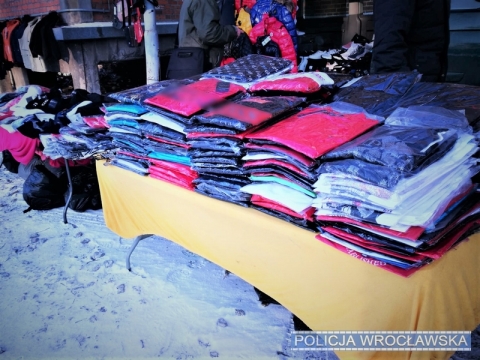 Wrocław: Zatrzymano mężczyznę, który na targu miał tysiąc sztuk podrobionej odzieży - 1