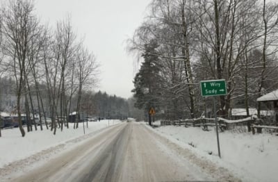 Zn&oacute;w biało i ślisko na drogach w regionie. W nocy opady marznącego deszczu