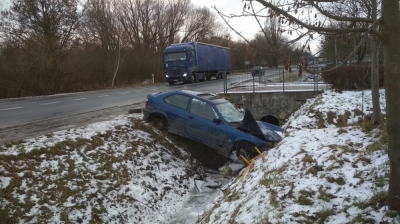 Kto w końcu uprzątnie wrak na trasie z Legnicy do Lubina?