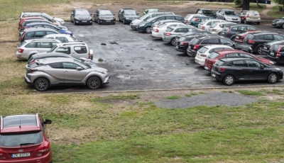 Ciasno na wrocławskim Jagodnie. Kierowcom brakuje parking&oacute;w