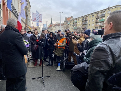 Lekarka zaprzeczająca istnieniu pandemii stanęła przed sądem. Pikietowało kilkadziesiąt osób - 2