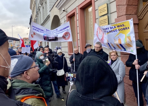 Lekarka zaprzeczająca istnieniu pandemii stanęła przed sądem. Pikietowało kilkadziesiąt osób - 0