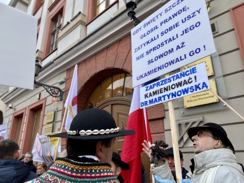 Lekarka zaprzeczająca istnieniu pandemii stanęła przed sądem. Pikietowało kilkadziesiąt osób - 4