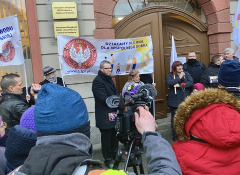 Lekarka zaprzeczająca istnieniu pandemii stanęła przed sądem. Pikietowało kilkadziesiąt osób - 5
