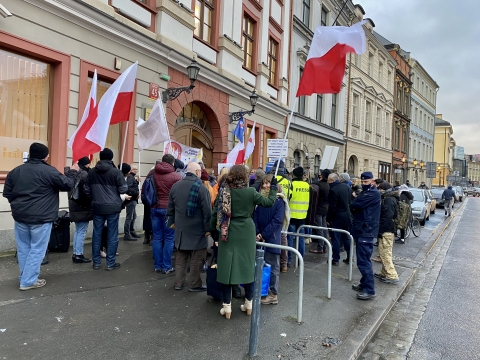 Lekarka zaprzeczająca istnieniu pandemii stanęła przed sądem. Pikietowało kilkadziesiąt osób - 7