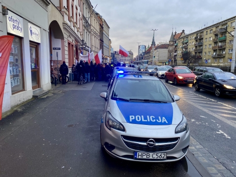 Lekarka zaprzeczająca istnieniu pandemii stanęła przed sądem. Pikietowało kilkadziesiąt osób - 6