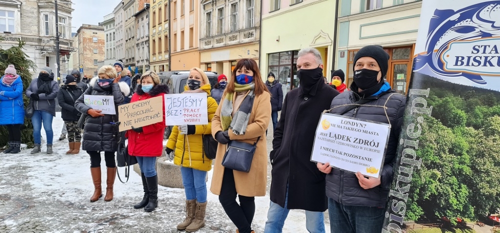 Przedsiębiorcy i pracownicy branży turystycznej protestowali w Lądku-Zdroju - fot. Jarosław Wrona