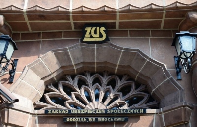 ZUS nadrabia zaległości, ale nadal na pieniądze trzeba dłużej czekać