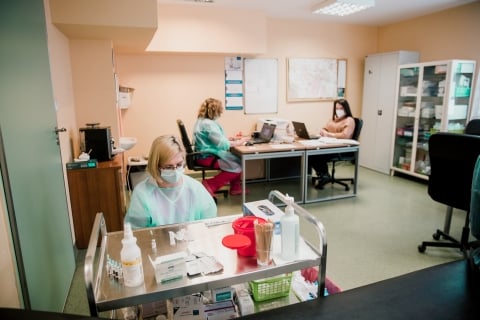 Szczepienia przeciwko COVID-19. Zobacz jak wyglądają w praktyce [FOTORELACJA] - 21