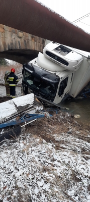 Zagrodno. Ciężarówka wpadła do rzeki. Mieszkańcy bez wody, most zamknięty przez kilka miesięcy [AKTUALIZACJA] - 12