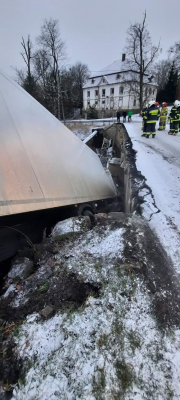 Zagrodno. Ciężarówka wpadła do rzeki. Mieszkańcy bez wody, most zamknięty przez kilka miesięcy [AKTUALIZACJA] - 13