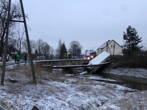 Zagrodno. Ciężarówka wpadła do rzeki. Mieszkańcy bez wody, most zamknięty przez kilka miesięcy [AKTUALIZACJA] - 0