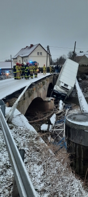 Zagrodno. Ciężarówka wpadła do rzeki. Mieszkańcy bez wody, most zamknięty przez kilka miesięcy [AKTUALIZACJA] - 1