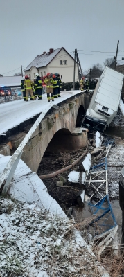 Zagrodno. Ciężarówka wpadła do rzeki. Mieszkańcy bez wody, most zamknięty przez kilka miesięcy [AKTUALIZACJA] - 3