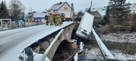 Zagrodno. Ciężarówka wpadła do rzeki. Mieszkańcy bez wody, most zamknięty przez kilka miesięcy [AKTUALIZACJA] - 4