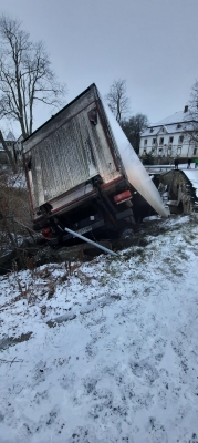 Zagrodno. Ciężarówka wpadła do rzeki. Mieszkańcy bez wody, most zamknięty przez kilka miesięcy [AKTUALIZACJA] - 8