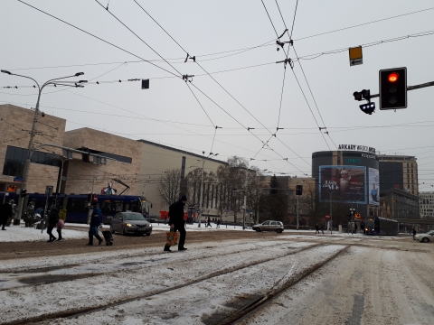 Atak zimy na Dolnym Śląsku. Wypadki na A4, we Wrocławiu przestoje tramwajów - 0