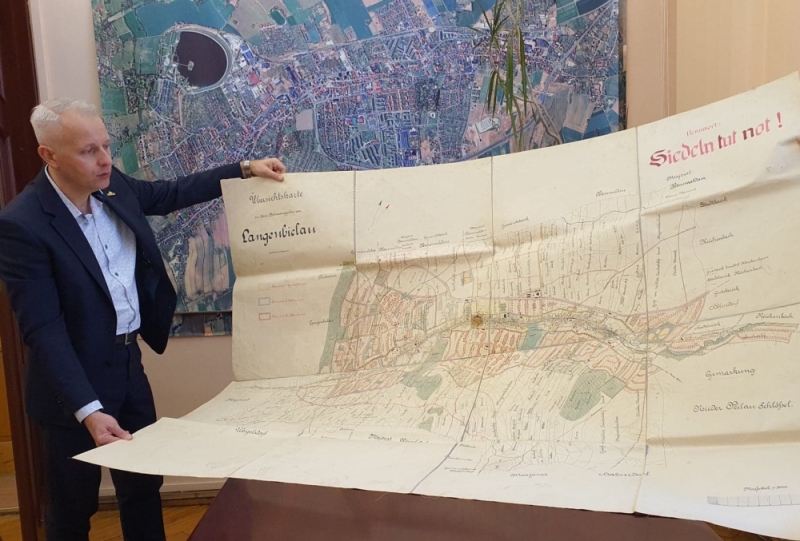 Futurystyczna mapa planów rozbudowy Bielawy trafiła do burmistrza miasta - fot. Bartosz Szarafin