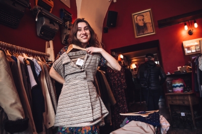 Zna historię zgromadzonych rzeczy i ich właścicieli. Kawiarniany Vintage shop pani Ewy [FOTOREPORTAŻ]