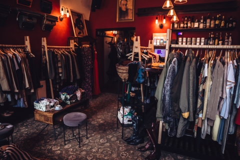 Zna historię zgromadzonych rzeczy i ich właścicieli. Kawiarniany Vintage shop pani Ewy [FOTOREPORTAŻ] - 0