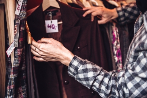 Zna historię zgromadzonych rzeczy i ich właścicieli. Kawiarniany Vintage shop pani Ewy [FOTOREPORTAŻ] - 3
