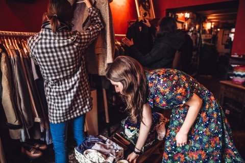 Zna historię zgromadzonych rzeczy i ich właścicieli. Kawiarniany Vintage shop pani Ewy [FOTOREPORTAŻ] - 5